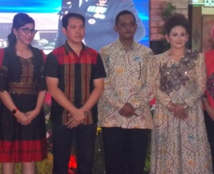 AKBP Juda Nusa Putra bersama istri (kiri) dan AKBP Trisno Rahmadi bersama istri (kanan)
